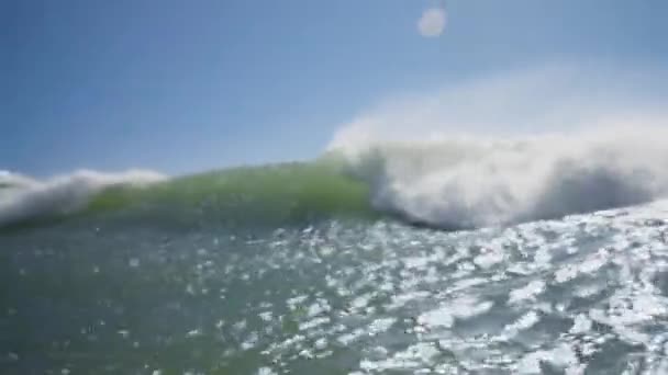 Потужні Величезні Хвилі Піднімаються Падають Океан Під Час Морської Бурі — стокове відео
