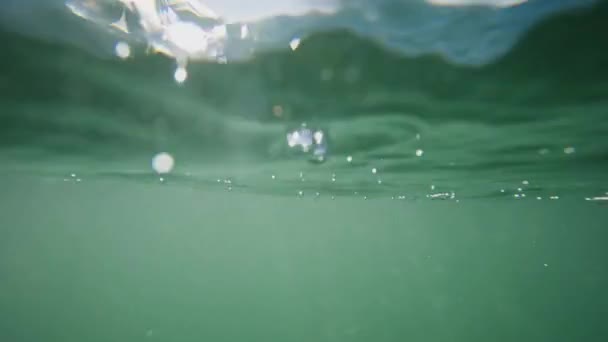 Sonnenlicht Dringt Durch Die Oberfläche Des Meerwassers Ein Blick Knapp — Stockvideo