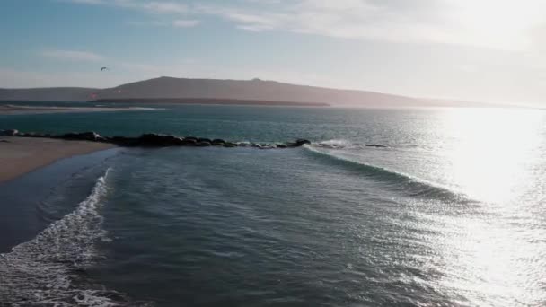 Widok Powietrza Odpływy Spokojnego Morza Spotkanie Piaszczystej Plaży — Wideo stockowe