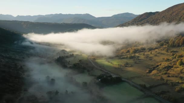 霧に覆われた谷の上の空中の景色 アブルッツォの秋 イタリア ドローンショット — ストック動画