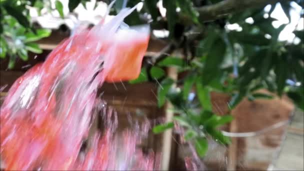 カラーウォータースローモーションで満たされたプラスチックを破壊します 打たれ刺すような色の水 容器に水の色を押すことで感情を表現します コンセプトビデオ — ストック動画