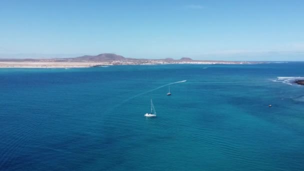 High Aerial View Sail Boats Surface Beautiful Blue Coastal Waters — Stock Video