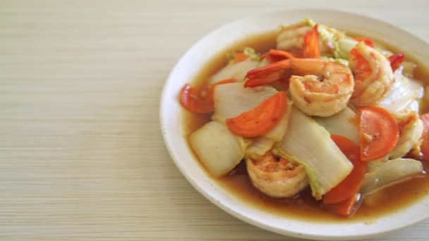 Τηγανιτό Κινέζικο Λάχανο Γαρίδες Στο Πιάτο — Αρχείο Βίντεο