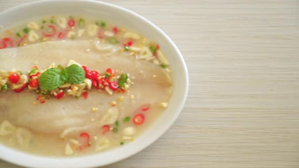 Gedämpfter Fisch Würziger Zitronensauce Auf Weißem Teller — Stockvideo