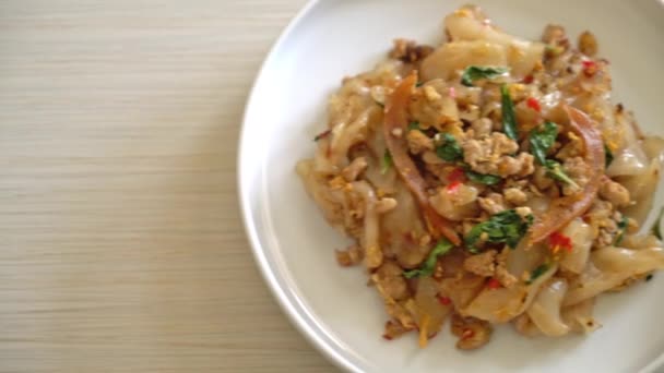 鶏ひき肉とバジルの炒め物麺 アジア料理スタイル — ストック動画