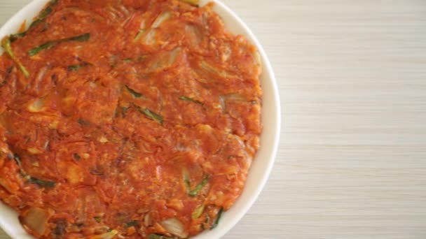 Корейський Млинець Кімчі Або Kimchijeon Fried Mixed Egg Kimchi Flour — стокове відео