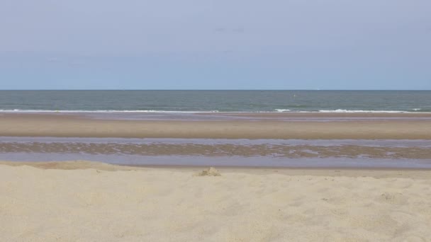 Laag Water Het Strand Van Oostende België Ochtend — Stockvideo