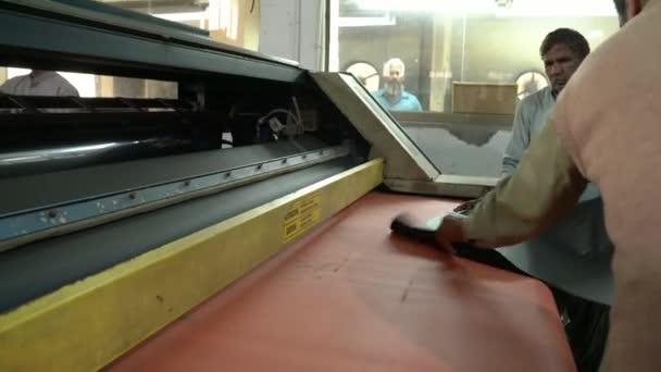 Travailleurs Tamponnant Les Peaux Cuir Dans Atelier Production Pakistan — Video
