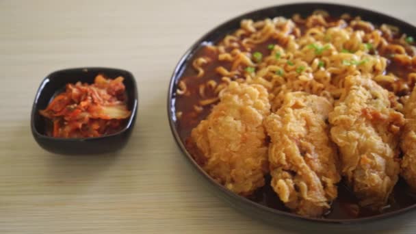 Macarrão Instantâneo Coreano Com Frango Frito Galinha Frita Ramyeon Estilo — Vídeo de Stock