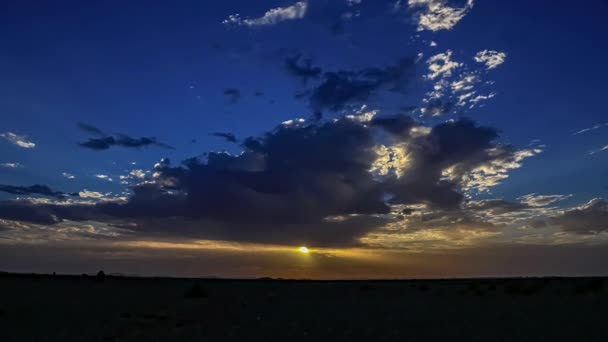 时间飞逝的乌云覆盖着美丽的蓝天 金色的落日在地平线上 广袤的镜头 — 图库视频影像