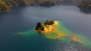 Hava: Lagunas de Montebello Ulusal Parkı 'ndaki ada, Meksika, 4K manzara