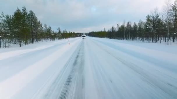 Przejazd Kamperem Przez Zimowy Krajobraz Między Lasem Laponii Finlandii Antena — Wideo stockowe