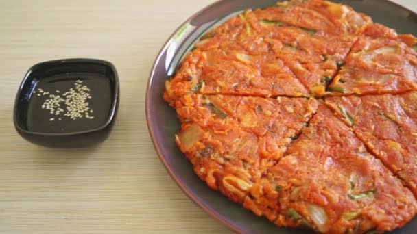 Frittella Coreana Kimchi Kimchijeon Uovo Misto Fritto Kimchi Farina Stile — Video Stock