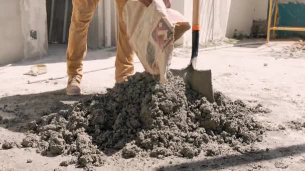 Werknemer Werkt Bouwplaats Met Beton Cement Weg Tijdens Warme Zomerdag — Stockvideo