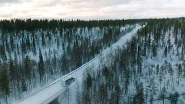 Drone Keresztül Campervan Áthajt Winter Road Lappföldön Finnországban Légi Felvétel — Stock videók