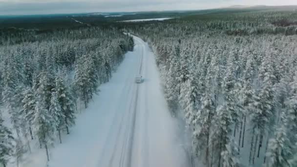芬兰拉普兰坎贝尔面包车驶过白雪路的空中景观 — 图库视频影像