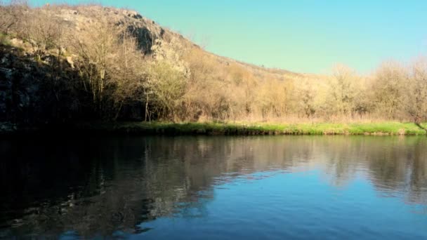 Gros Plan Une Rivière Avec Des Montagnes Arrière Jour Printemps — Video