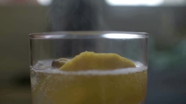 Gezonde Vitaminen Het Glas Vol Met Heet Water Citroenschijfjes Honing — Stockvideo
