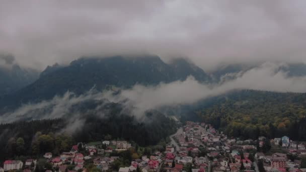 Awan Naik Dari Pegunungan Saat Saat Sebelum Hujan Atas Kota — Stok Video
