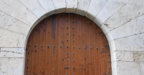 Κλίση Κάτω Από Την Ξύλινη Τοξωτή Μεσαιωνική Πόρτα Στο Ιστορικό — Αρχείο Βίντεο