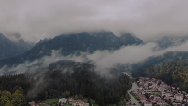 Dağlardan Yükselen Bulutlar Yağmurdan Hemen Önce Küçük Bir Şehrin Üzerinde — Stok video