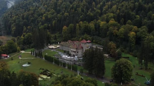 阴天鸟瞰一座大宫殿及其在山林间的花园 — 图库视频影像