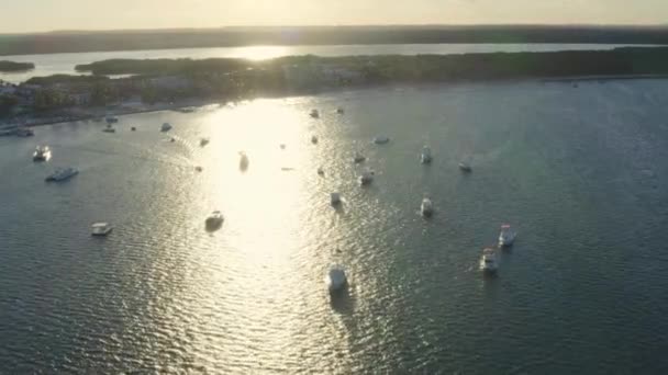 多米尼加共和国蓬塔卡纳海岸的船只和游艇 日落时分 — 图库视频影像