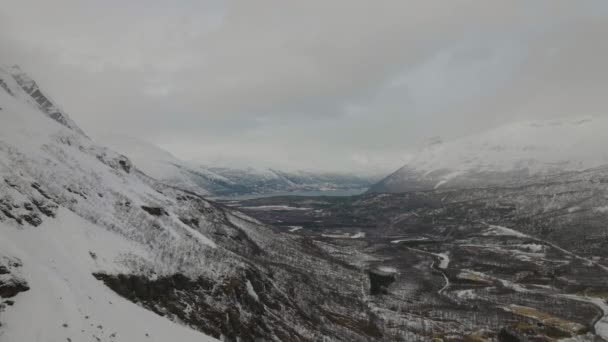 冬のノルウェー北部のシグナルダレンの雪の山と谷の雄大な風景 — ストック動画