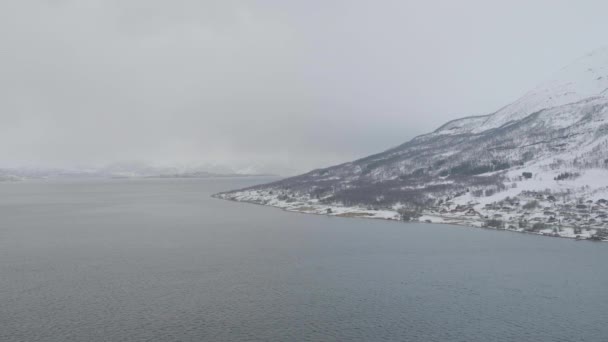 霧に沿って北極の雪に覆われた海岸線 Kaafiord Olderdalen Airal — ストック動画