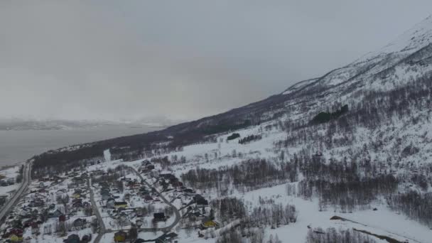 山の麓に位置する旧市街 凍結雪景色 — ストック動画