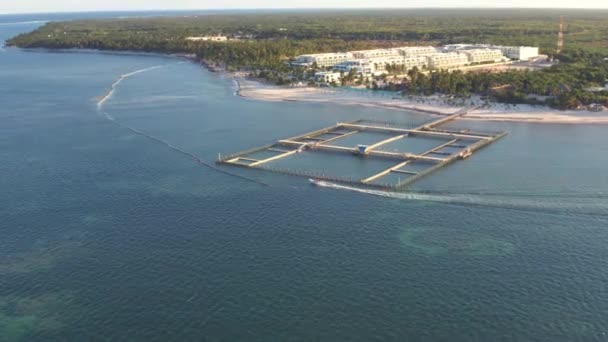 Brett Vinkel Antenn Motorbåt Närmar Sig Vacker Resort Punta Cana — Stockvideo