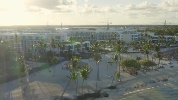 Fale Wypływają Białe Piaszczyste Plaże Przed Luksusowym Kurortem Punta Cana — Wideo stockowe
