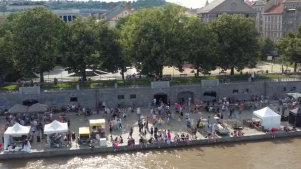 Kerumunan Orang Berjalan Vltava Sungai Tanggul Dengan Tenda Praha — Stok Video