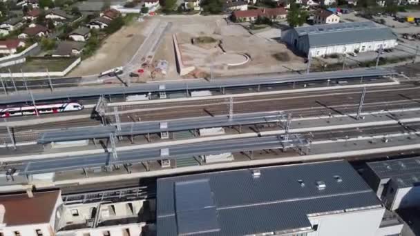 Drone Tiro Trem Chegando Uma Estação Durante Meio Dia — Vídeo de Stock