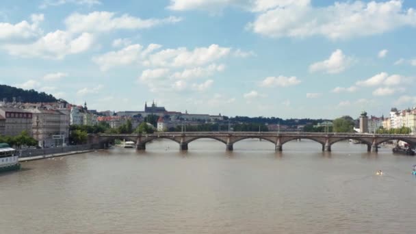 Gotické Klenuté Mosty Řeka Vltava Odhalují Nádherné Středověké Město Praha — Stock video