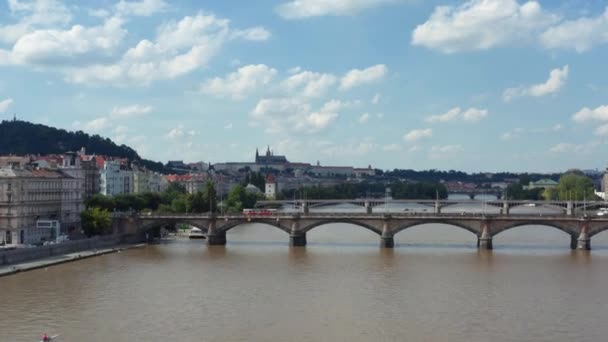 Silhouetted Vitus Cathedral Dominates Cloudy Prague City Skyline Vltava River — Vídeo de Stock
