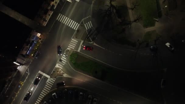 コモイタリアの夜の街でドローン4Kと通りの空中ビュー — ストック動画