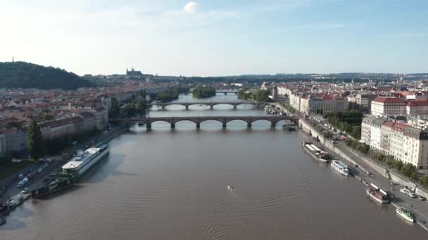 Vista Panorâmica Das Pontes Sobre Rio Vltava Cidade Praga Tchecoslováquia — Vídeo de Stock