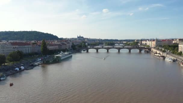 Vltava Ποτάμι Βάρκες Και Γέφυρες Και Κάστρο Της Πράγας Απόσταση — Αρχείο Βίντεο