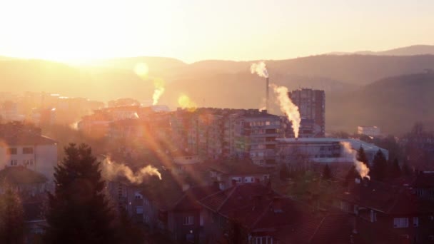 チムニーの喫煙で日の出にブルガリアのヴェリコ タルノヴォの眺め — ストック動画