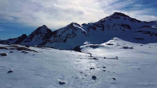 冬の間に雪に覆われた山の渓谷の空中風景 — ストック動画