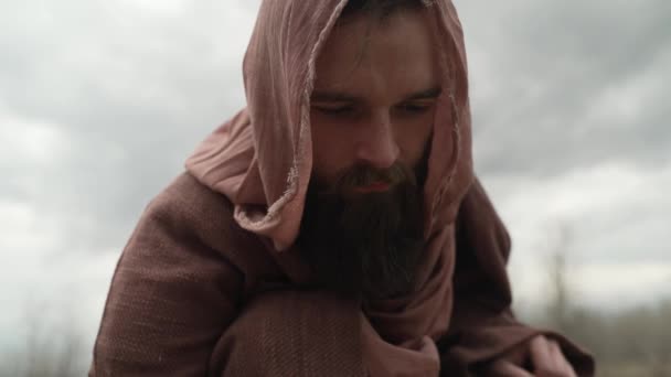 Ісус Христос Або Біблійний Пророк Бородою Одязі Капюшоні Хмарним Покритим — стокове відео