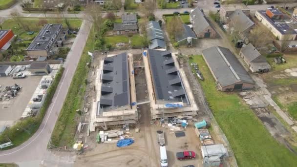 Luchtfoto Van Zonnepanelen Daken Van Nieuwe Huizen Aanbouw Drone Trekt — Stockvideo