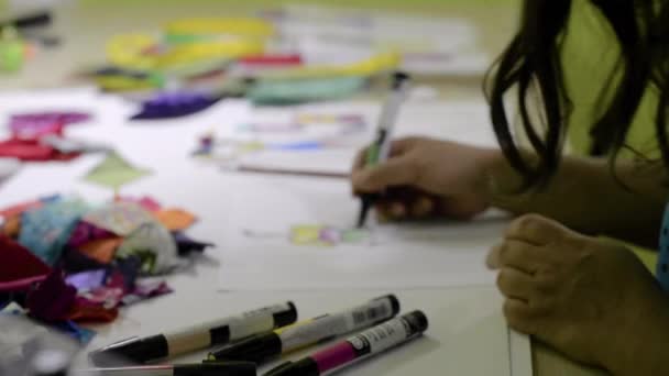 Bir Moda Tasarımcısının Çizimi Yeni Koleksiyonunu Masasının Üzerine Çizmesi — Stok video