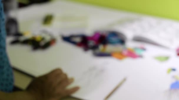 Доллі Кадрі Дизайнером Моди Створює Свою Нову Колекцію Своїй Робочій — стокове відео