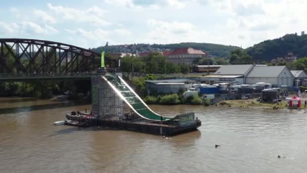 Snowboarder Springt Von Pontonrampe Über Brücke Der Moldau Prag — Stockvideo