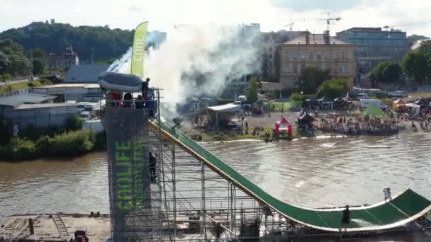 Skier Smoking Ski Doing Trick Floating River Ramp Sports Event — ストック動画