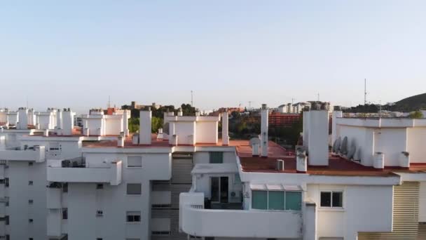 後方飛行空中ドローンはFuengigrolaタウンセンターで撮影しました アパートと海を背景に スペインアンダルシア州フエンヒローラ — ストック動画