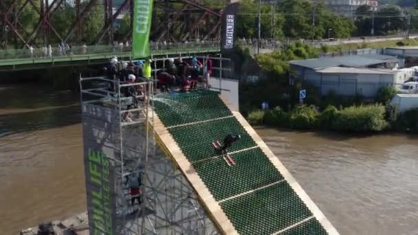 在布拉格Vltava河上的浮动斜坡上滑雪者在玩滑翔把戏 — 图库视频影像
