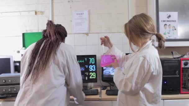 Kaksi Naispuolista Tutkijaa Työskentelevät Nesteiden Tietokoneiden Kanssa Laboratoriossa — kuvapankkivideo